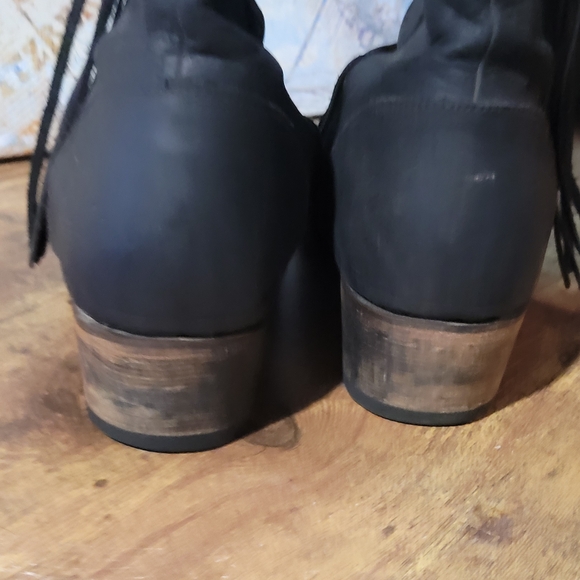 Edgy Junk Gypsy By Lane Stunning Distressed Black Leather Boots With Fringe. - Picture 12 of 16